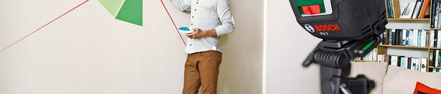 Linjelaser: En linjelaser, eller en krysslaser som den på bilden, fungerar som ett smart vattenpass, där man har händerna fria. Det gör linjelasern otroligt användbar till en mängd uppgifter. Linjelaser: En linjelaser, eller en krysslaser som den på bilden, fungerar som ett smart vattenpass, där man har händerna fria. Det gör linjelasern otroligt användbar till en mängd uppgifter.